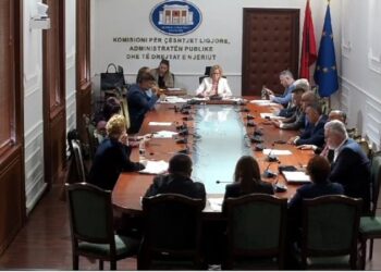 “Plas” te “Ligjet”, Koçi “shpërthen” ndaj opozitës: Ahmetaj është bashkëpunëtori juaj! U arratis sepse…