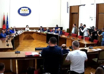 “Më ke plasur cipën, po hedh baltë mbi mua”, Bardhi përplaset me Sinajn: Pse more para nga buxheti i shtetit?!