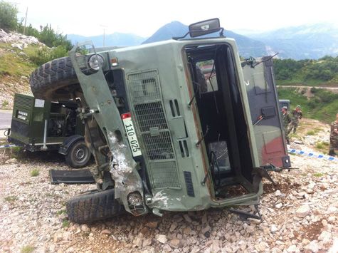 Makina e ushtrisë përplaset me autobotin në Lezhë, 6 ushtarë të plagosur, detajet e para