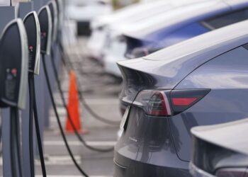 Pse prodhuesit europianë të makinave po luftojnë në tregun e automjeteve elektrike?