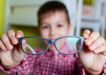 Mjekët të shqetësuar për problematikat në shikimin e fëmijëve: Ndikon përdorimi i teknologjisë