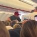 VIDEO / Udhëtimi drejt Greqisë kthehet në makth, pasagjeri tenton të hapë derën e aeroplanit