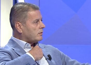 “Askush s’do ndalohet të aksesojë plazhin publik”, Ndreu i prerë: Historia e shezlongeve merr fund
