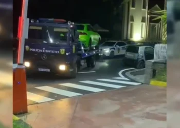 Tapë në timon, live në TikTok/Kozakut i sekuestrojnë makinën super luksoze