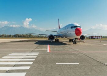 Panik në ajër, indiani tentoi të hapte derën e emergjencës gjatë fluturimit, avioni kthehet sërish në Rinas