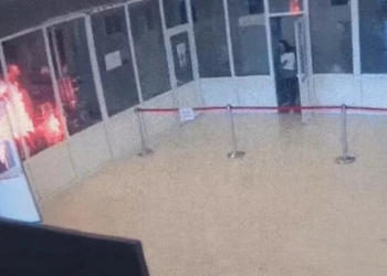 VIDEO/ Një person i vë flakën Parlamentit në Rumani, evakuohen 300 persona