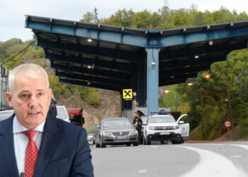 Hapen të gjitha pikëkalimet kufitare me Serbinë, ministri Sveçla: Bllokadat e krijuara nga ekstremistët e maskuar…