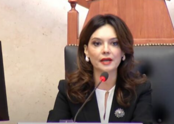 “Karriget janë të qytetarëve”, Spirapoli reagon për tensionet në Kuvend: Salla u kthye në skenë krimi!