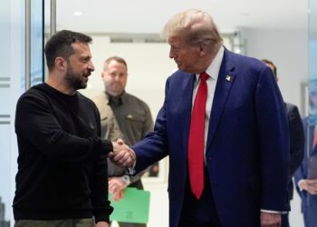Mes tensionesh e kritikash nga republikanët për Ukrainën, Trump takohet me Zelenskyn!