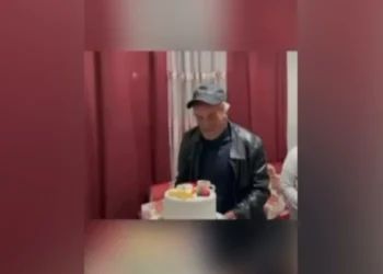 VIDEO/ Dikur festonte i lumtur ditëlindjen me familjarët, sot u gjet i vrarë dhe i hedhur në pus nga i biri! Gjithçka nisi për 75 mln lekë dhe…