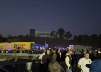 “O të tërë, o asnjë”/ Protestuesit nuk lejojnë qytetarin të shkojë në spital: Të gjithë jemi për hall