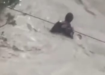 VIDEO/ Skenë si në filmat apokaliptike, momenti kur një grua e merr rrjedha e ujit në Vlorë