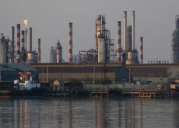 Shtetet e Gjirit thirrje SHBA-së: Mos lejoni Izraelin të bombardojë vendet e naftës së Iranit