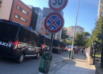 FOTO/ Prag proteste, makinat e policisë “blindojnë” Tiranën; 1500 efektivë në terren për të garantuar sigurinë