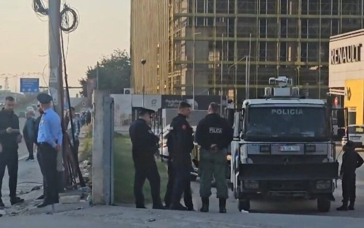 FOTO/ Policia në gatishmëri për protestën e opozitës, qindra efektivë dhe autobote uji në zonat ku do të bllokohet qarkullimi