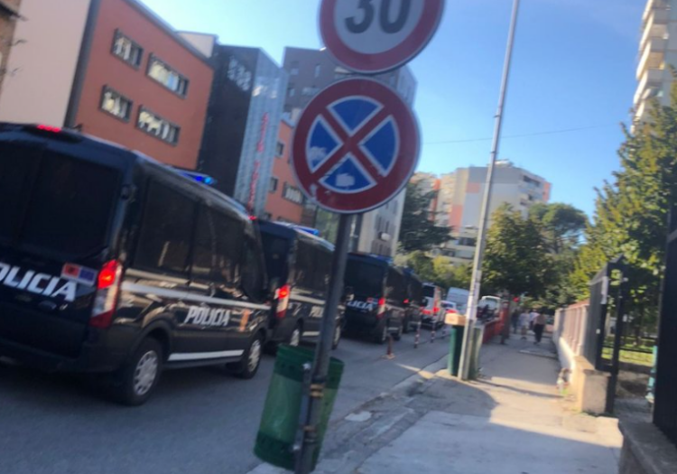 FOTO/ Prag proteste, makinat e policisë “blindojnë” Tiranën; 1500 efektivë në terren për të garantuar sigurinë