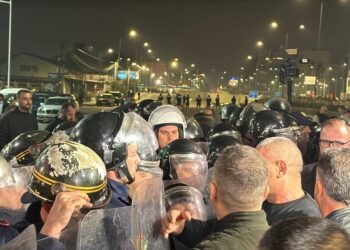 Protestës i afrohet fundi, Noka shkon e përplaset me policët e FNSH, ata e injorojnë