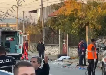 Përgjaket Shkodra/ Dy viktima nga atentati në lagjen Dobraç, pamje nga vendngjarja