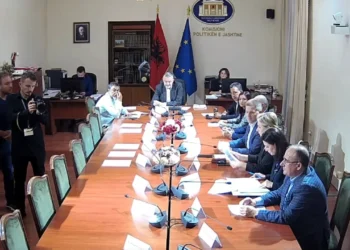 Opozita thellon “revolucionin”, nuk paraqitet në Komisionin e Politikës së Jashtme, bojkoton edhe…