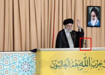 Analiza e BBC: Lideri suprem i Iranit u shfaq duke mbajtur një pushkë! Ja mesazhi që përcolli