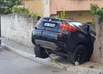 E rëndë në Sarandë! Makina del nga rruga dhe bie në oborrin e një banese, 4 turistë të lënduar