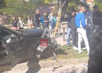Përplasen tre makina në Korçë, përfundojnë në parkun e mbushur me gjimnazistë