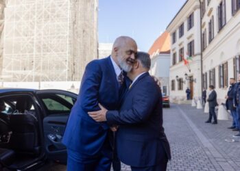 FOTO / Rama nis vizitën në Hungari, pritet në takim nga homologu Viktor Orban