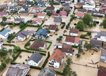 Të paktën 19 të vdekur dhe ‘shumë të zhdukur’ nga përmbytjet në Bosnje
