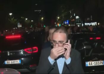 Bardhi dhe Noka japin instruksione në telefon për protestuesit, ata djegin stola e kosha plehrash
