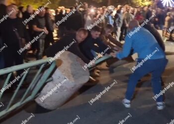 Protestuesit shembin edhe gardhin betono-metalik të Bashkisë