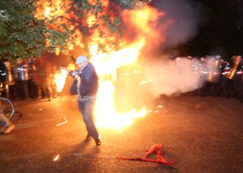 Protesta, gjenden dy çanta me molotovë të paplasur pranë Bashkisë së Tiranës