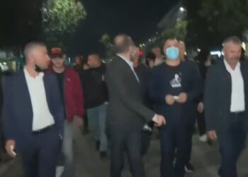 Vijon thyerja e xhamave të reklamave, Bardhi dhe Noka udhëheqin turmën tek Pazari i Ri! Gazi lotsjellësi i përzuri nga Kuvendi