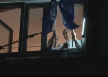 VIDEO/SPAK e dërgoi për gjykim për aferën Partizani, Berisha feston ditëlindjen nga ballkoni! Në dritare del për herë të parë edhe Liria