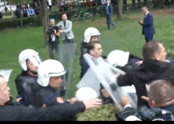 “Avokatët” e vrasësve të 21 Janarit: Një polic na drejtoi armën sot, por s’e shkrepi!