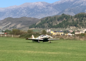 Avionë turistikë në Gjirokastër/ Ulen pilotët e parë në aerodromin e Gjirokastrës, pas 90 vitesh