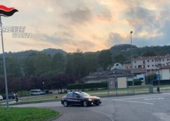 Policia e ndaloi për kontroll, 41-vjeçari shqiptar në Itali sillet i nervozuar! Poshtë sediles i gjendet gjysmë kg marijuanë, në banesë edhe 1 kg tjetër