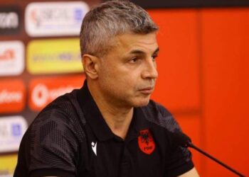 “Dhimbje ulëritëse”/ Humbi prindërit në një aksident, rrëqeth Alban Bushi: Deri në përqafimet tona të ardhshme….