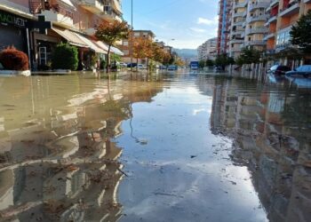 Përmbytjet në Vlorë, 4 akse ende të bllokuara. Shtëpitë e bizneset nën ujë, shkëputet energjia elektrike