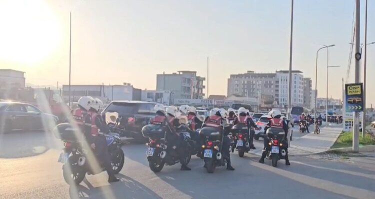 FOTO/ Policia në gatishmëri për protestën e opozitës, qindra efektivë dhe autobote uji në zonat ku do të bllokohet qarkullimi