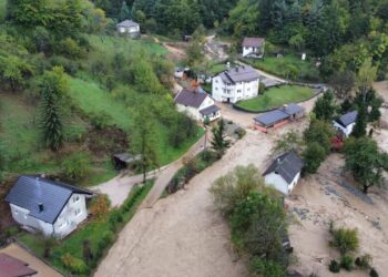 Stuhia e fortë përmbyt Bosnjen, raportohen disa viktima! Njerëzit të bllokuar nga rrëshqitja e dheu