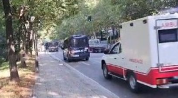 FOTO/ Prag proteste, makinat e policisë “blindojnë” Tiranën; 1500 efektivë në terren për të garantuar sigurinë