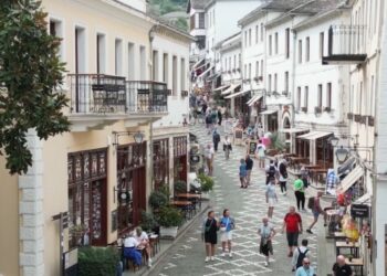 VIDEO/ Rama ndan historinë e veçantë: Pirro u kthye nga emigracioni për t’i dhuruar Gjirokastrës një stoli të hotelerisë