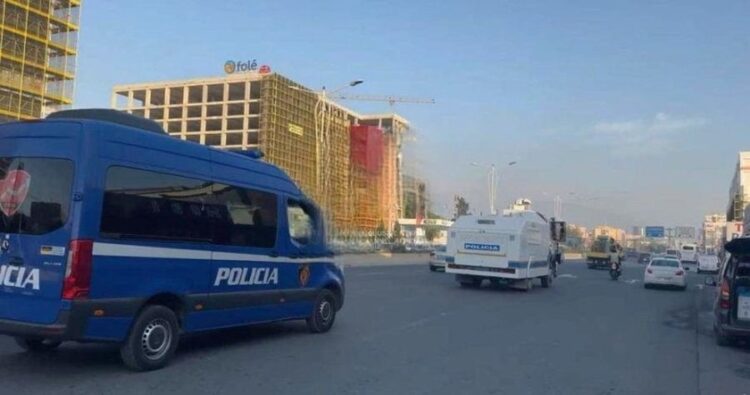 FOTO/ Policia në gatishmëri për protestën e opozitës, qindra efektivë dhe autobote uji në zonat ku do të bllokohet qarkullimi