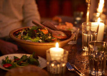 Kur është koha e duhur për të ngrënë darkë, efektet negative në shëndet nëse hani vonë