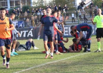 “Jeta e futbollistëve u rrezikua seriozisht”/Vllaznia reagon pas hedhjes së lëndës plasëse nga tifozët e Tiranës: Rast i paprecedent!