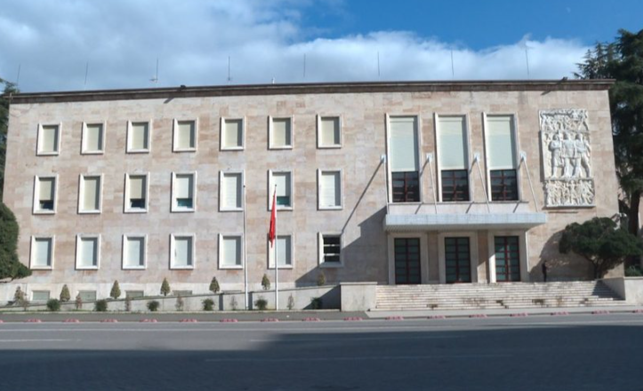 FOTO/ Prag proteste, makinat e policisë “blindojnë” Tiranën; 1500 efektivë në terren për të garantuar sigurinë