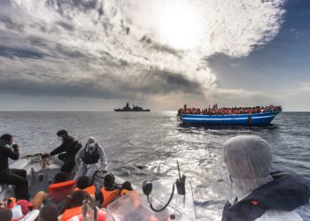 Marrëveshja me Italinë / Niset drejt Shqipërisë “Libra”, anija e parë me 400 emigrantë