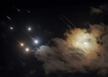 Përshkallëzimi i situatës në Izrael, Ambasada shqiptare thirrje shtetasve tanë atje: Në rast nevoje urgjente, ja numrat ku duhet të kontaktoni