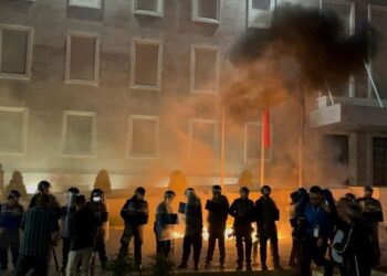 Protestuesit tentojnë të çajnë kordonin e policisë, por nuk ia dalin, “shpërdorojnë” molotovët
