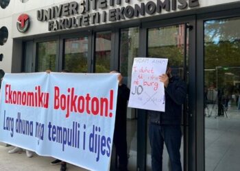 VIDEOLAJM / “Turp, turp”, studentët bojkotojnë Ekonomikun, presin me protestë pedagogun që dhunoi kolegen
